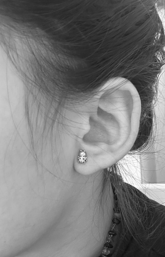 Náušničky Rubari jako první náušnice berušky s broušeným granátem na uchu moonchild slečny