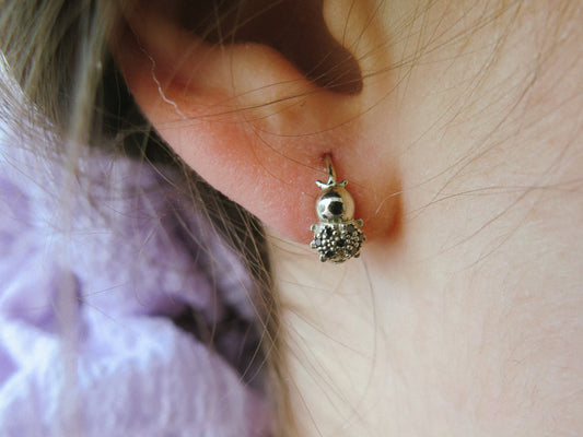 Rubari první náušničky berušky se sedmi černými diamanty ze 14kt zlata s moonfirst zapínáním v bílém zlatě na uchu moonchild slečny