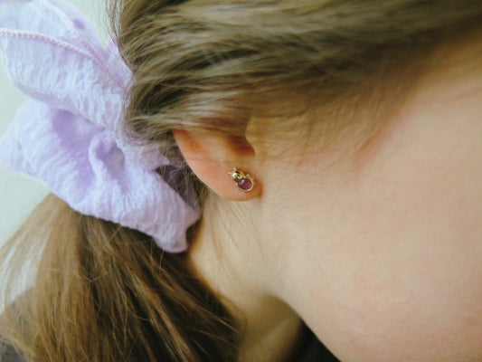 Rozkošné Rubari náušničky berušky v celozlatém provedení na šroubek na bílém pozadí jako symbol štěstí, něhy, hravosti a odhodlání.